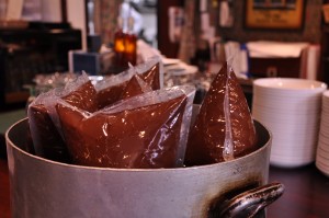 チョコレートは、袋のままお鍋の中で湯せんすると早く溶けます！