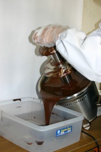使用後、余ったチョコレートは容器に移してベース部分を空にしてください。