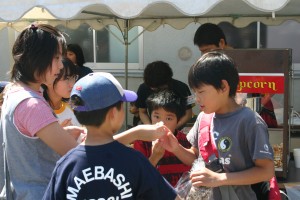 ＰＴＡ行事でキャラメルポップコーンを食べてる子供達