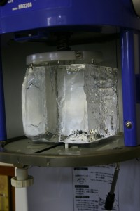 半貫目のブロック氷を使うとふわふわかき氷が作れますよ♪