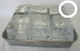 冷凍庫から取り出したら、氷が透明になるまで緩ませて削るのがポイントです