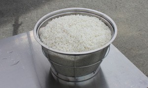 大きなザルがあると、餅米を水に浸す作業がスムーズ