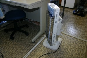 机の足下に置けば、補助的暖房として大活躍