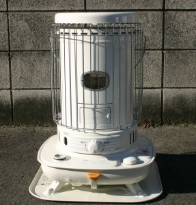 IMG_9140 石油ストーブは、部屋の真ん中で使うと効果的 (*^_^*)byまるちゃん