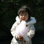 086 綿菓子を食べる女の子