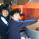 綿菓子を作ってる子供
