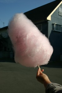 巨大サイズの綿菓子！【真夏の恵み・イチゴ】　うすいピンクがキレイです～