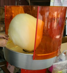 慣れたら、ザラメを足して大きな綿菓子作りに挑戦！！