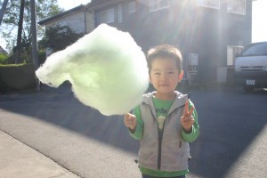 キレイな色のメロン味綿菓子♪美味しいよ～